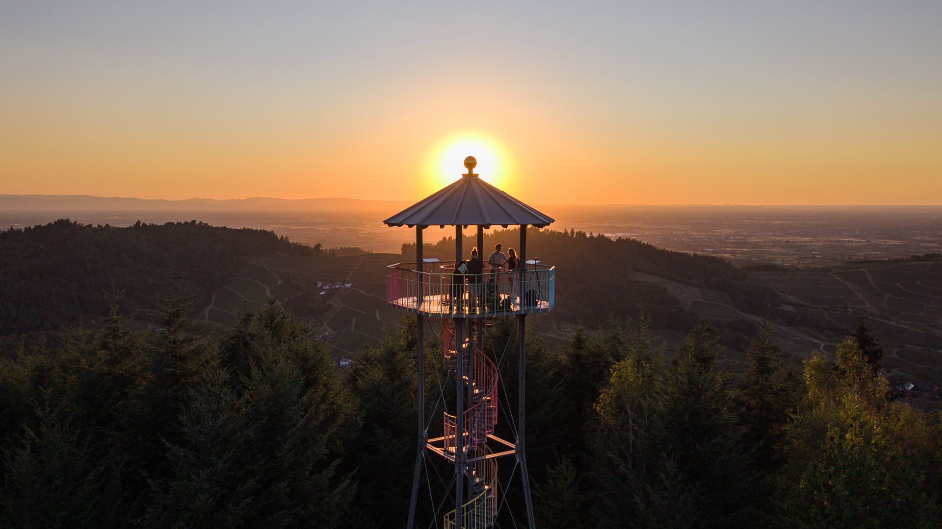 Aussichtsturm über dem Schwarzwald im Abendlicht
