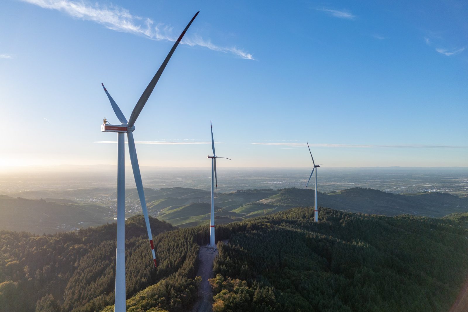 Windräder im Schwarzwald – Drohnenaufnahme