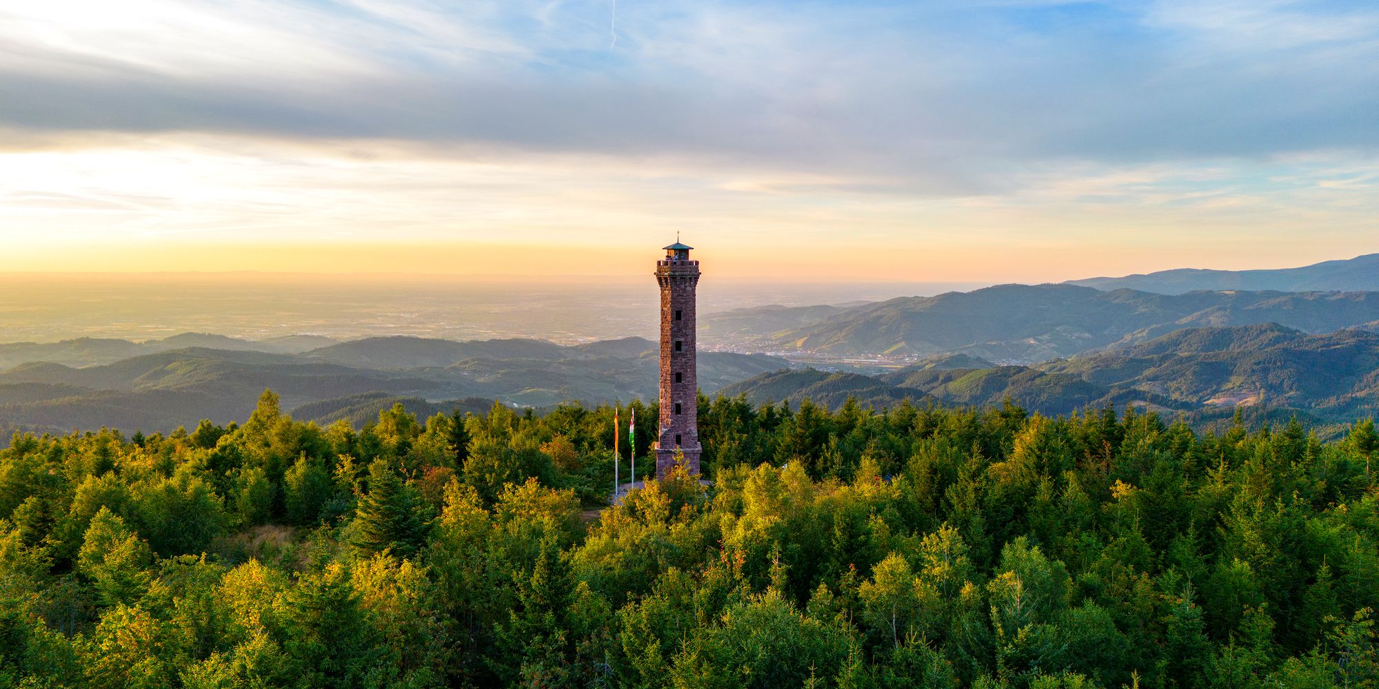 Aussichtsturm auf dem Moos über dem Schwarzwald