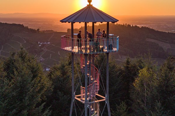 Der 20 Meter hohe Regenbogenturm aus der Vogelperspektive