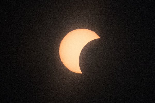 Erster Kontakt: der Mond schiebt sich vor die Sonne