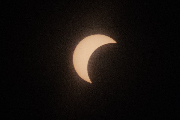 Die Kerbe wird größer – Beginn der partiellen Sonnenfinsternis