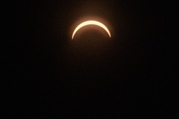 Die Sonne als Dreiviertelscheibe, aufgenommen mit Sonnenfilter