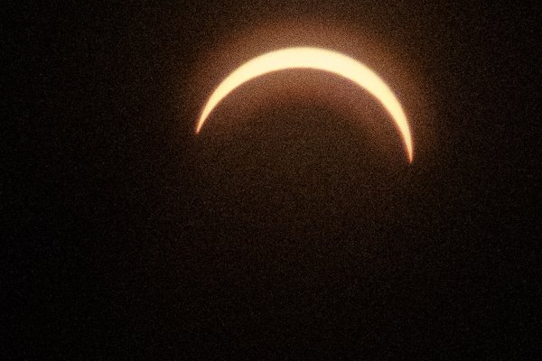 Sonnensichel im Teleobjektiv – Canon EOS 90D mit Sonnenschutzfolie