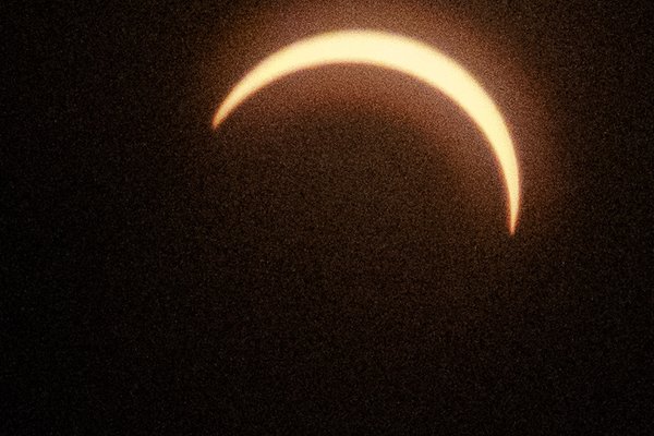Die verfinsterte Sonne kurz vor dem Maximum