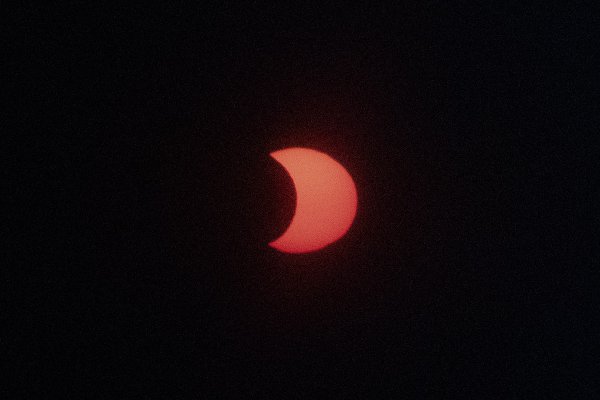 Die Sonnensichel sinkt Richtung Vogesen