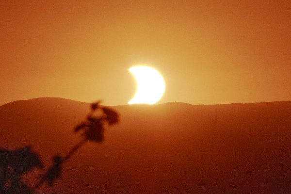 Sonnenfinsternis kurz vor Sonnenuntergang, Blick nach Westen
